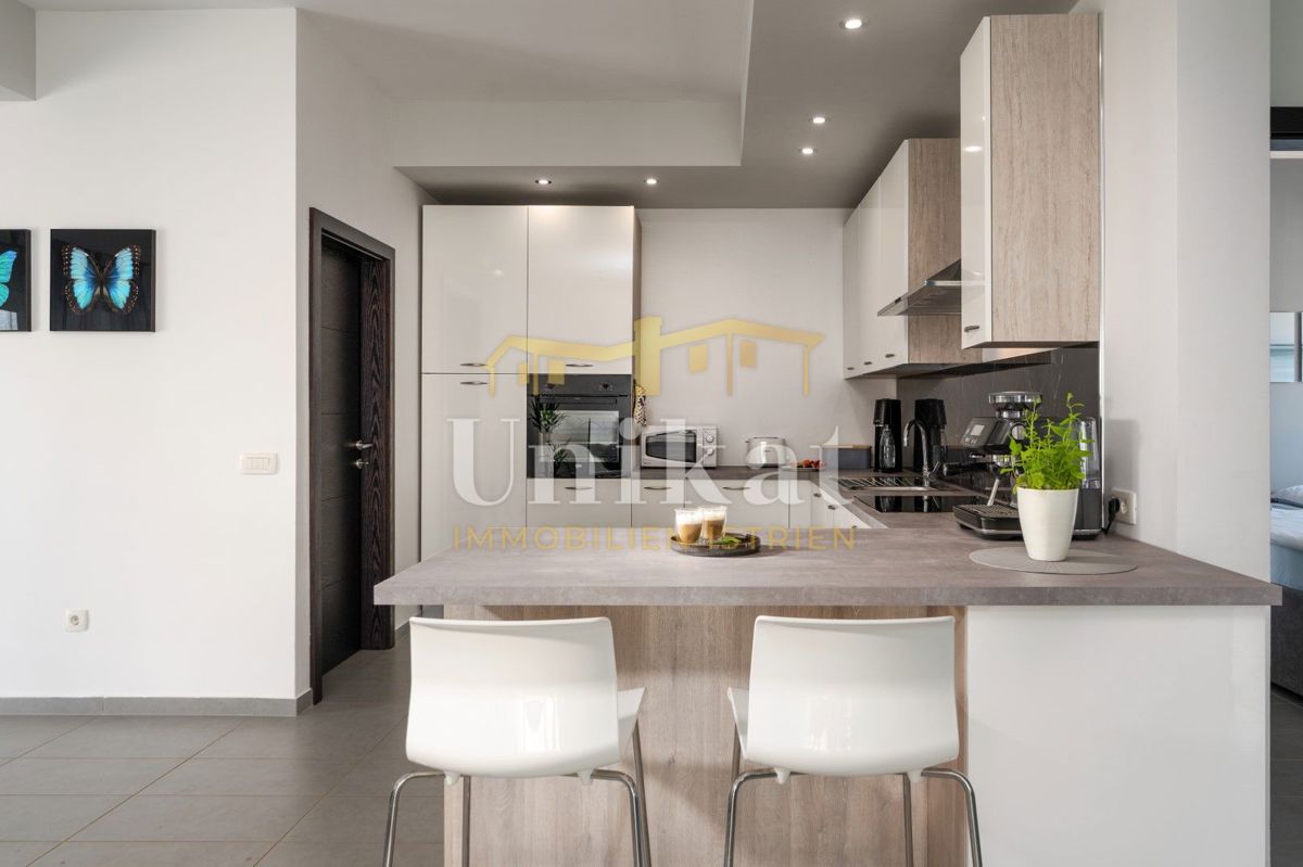 Moderna doppia villetta con piscina e vista mare